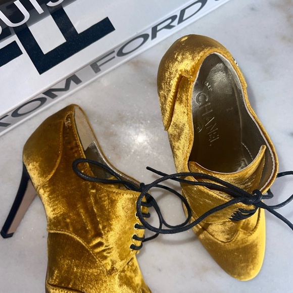 Chanel Velvet Gold Mustard Lace Up Oxford Heel Pump - Picture 13 of 17